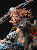 Statuette en résine d'Aloy chevauchant un Clawstrider dans Horizon Forbidden West