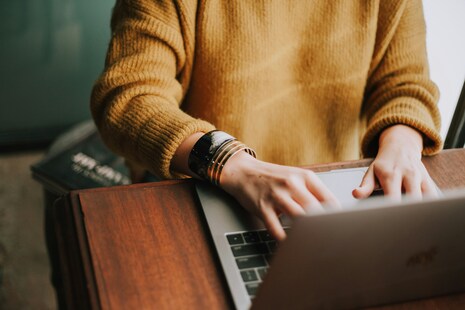 une femme préparant son CV sur un ordinateur portable