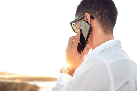 Une femme au téléphone
