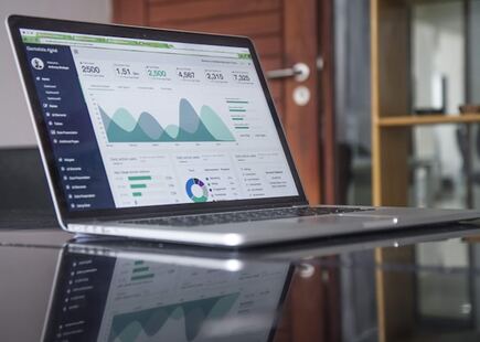 photo d'un ordinateur ouvert avec un logiciel comptable