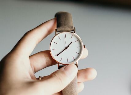 une main portant une montre