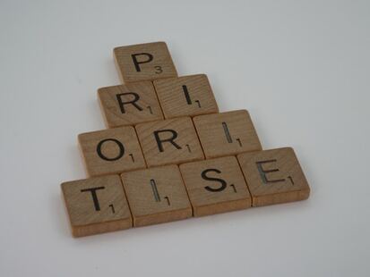 lettres de scrabble arrangées pour former le terme prioriser