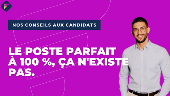 Candidat comparant deux offres d'emploi avec un tableau de critères