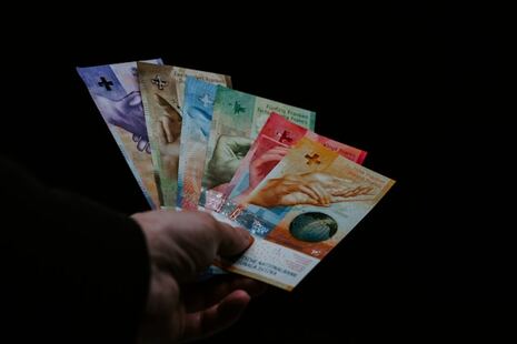 Billets de banque suisse représentant le métier de gestionnaire de paie 