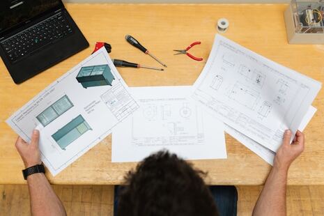 ingénieur regardant les plans d'une machine