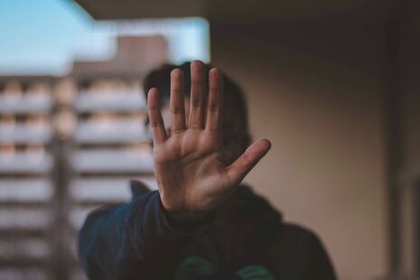 photo d'une personne faisant un signe stop avec sa main