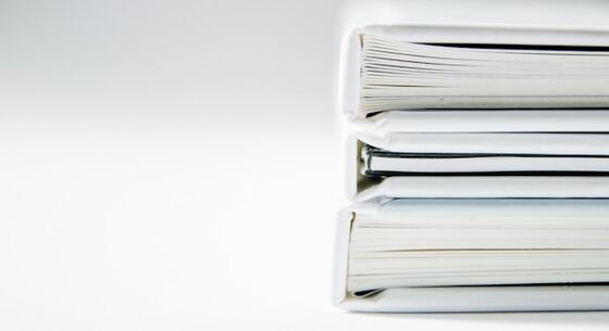 trois classeurs comptables blancs les uns sur les autres