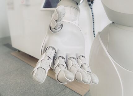 photographie d'une main de robot