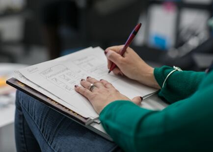 photographie d'une personne faisant un test professionnel sur papier