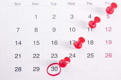photographie d'un calendrier où plusieurs jours sont encerclés de rouge
