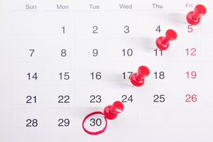 photographie d'un calendrier où plusieurs jours sont encerclés de rouge
