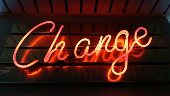 photographie d'un panneau lumineux rouge présentant le mot CHANGE
