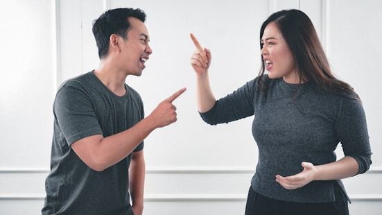 un homme et une femme en train de se disputer au travail