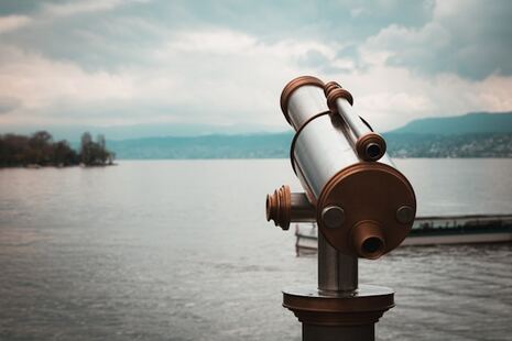Photographie d'une longue vue sur un lac en Suisse