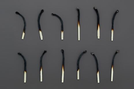 plusieurs allumettes consumées