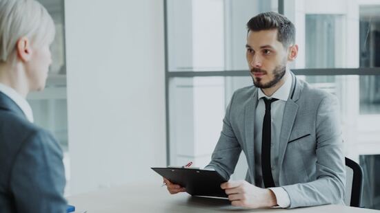 Un homme en train de passer un entretien de recrutement