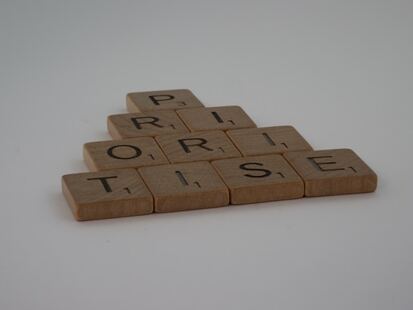 Des briques en bois avec des lettres écrites dessus formant le mot priorité