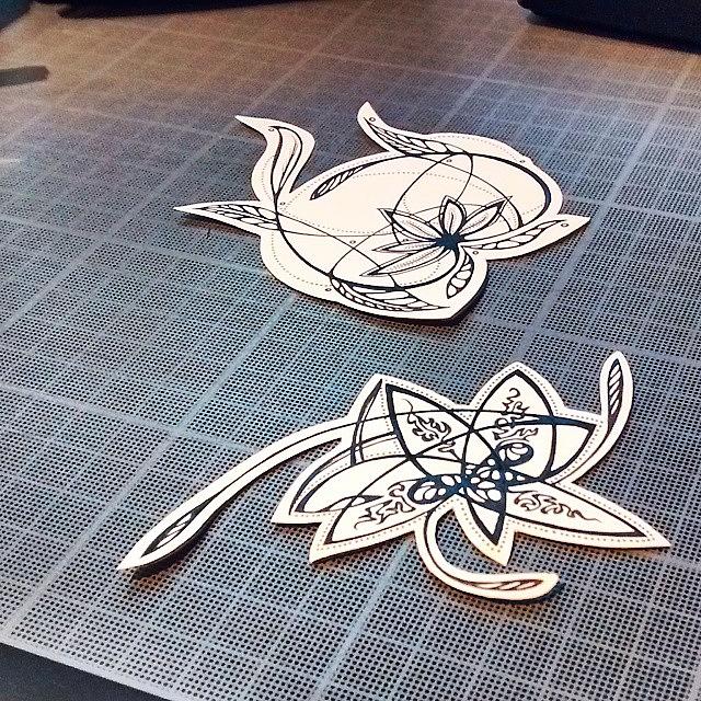 Illustration abstraite à l'encre représentant une rosace