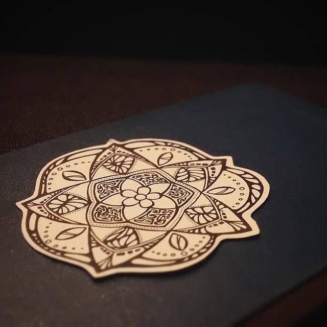 Illustration abstraite à l'encre représentant une rosace