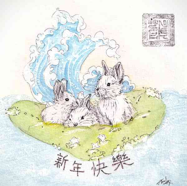 Illustration à l'aquarelle de trois bébés lapins sur une plante imaginaire voguant sur l'eau. On peut voir des petits êtres de la nature qui les entourent. Une grosse vague est en arrière-plan. L'illustration est titrée "新年快樂".