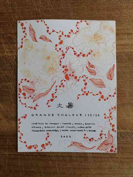 Une illustration posée sur une table en bois. L'illustration représente des tâches de tomates, agrémentée de motifs abstraits à l'encre calligraphique rouge orangé. On peut lire également un texte titré "Grande chaleur".