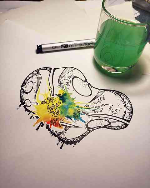 Dessin abstrait à l'encre et à l'aquarelle symbolisant un cerveau pendant une migraine.