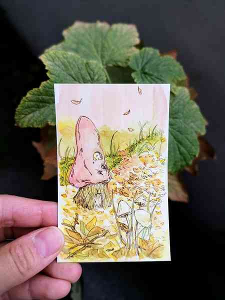 Illustration à l'aquarelle représentant un champignon imaginaire au chapeau rosé, dans lequel vit un petit être de la nature. Le champignon est entouré de feuilles mortes aux couleurs de l'automne.