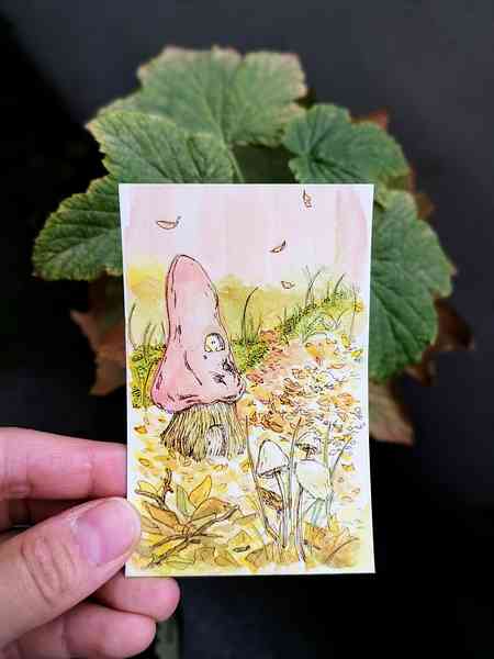 Illustration à l'aquarelle représentant un champignon imaginaire au chapeau rosé, dans lequel vit un petit être de la nature. Le champignon est entouré de feuilles mortes aux couleurs de l'automne.