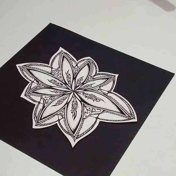 Illustration abstraite à l'encre représentant une rosace