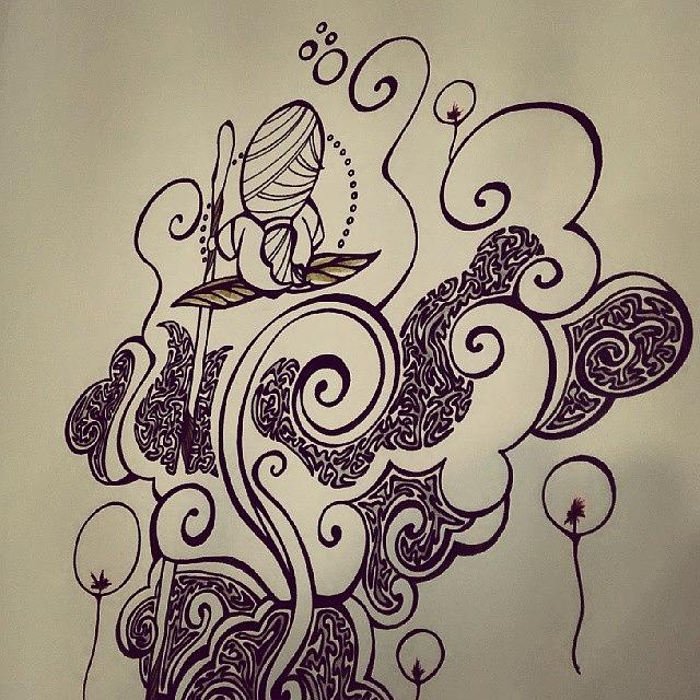 Dessin stylisé à l'encre représentant un être de la nature de dos au milieu  de volutes de fumée.