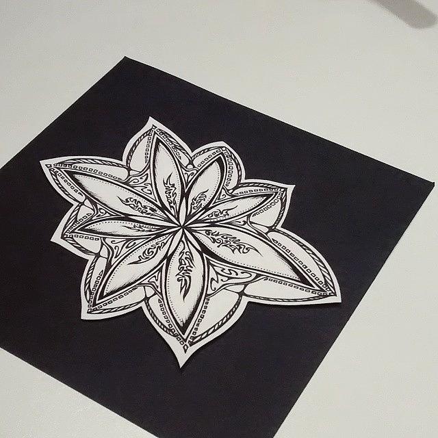 Illustration abstraite à l'encre représentant une rosace