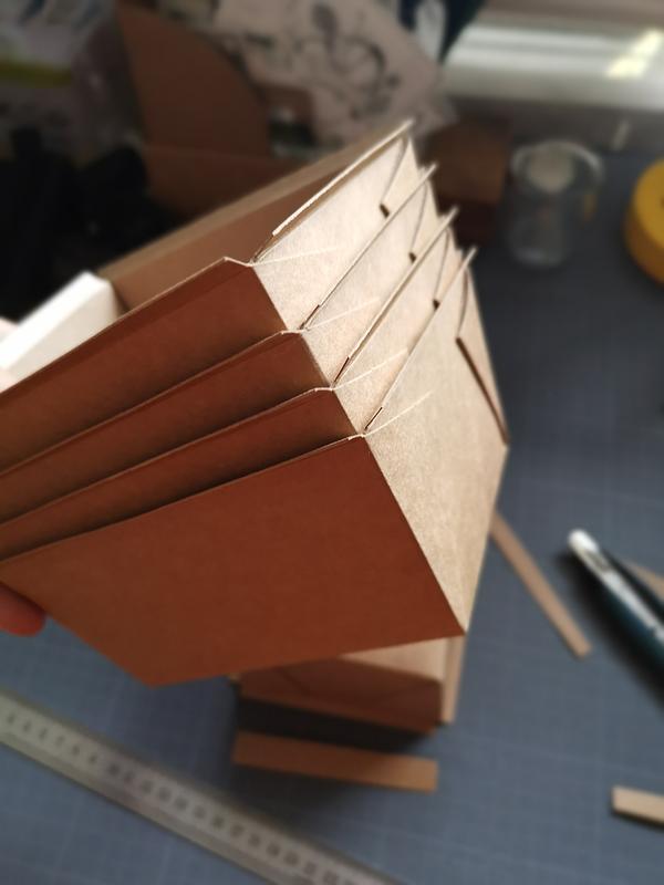 Gros plan sur une pile de boîte en carton, type boîte pour la vente à emporter.