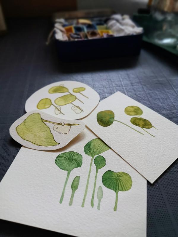 Petits dessins à l'aquarelle. Chaque dessin représente un ou plusieurs petits fantômes portant une ou plusieurs grandes feuilles au-dessus d'eux