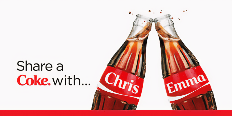 Illustration de la compagne "Share a Coke" avec deux bouteilles personnalisées de Coca-Cola illustrant une stratégie de pénétration de marché selon la matrice Ansoff.