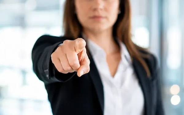 Manager adoptant un style de management directif en donnant une instruction à un collaborateur.