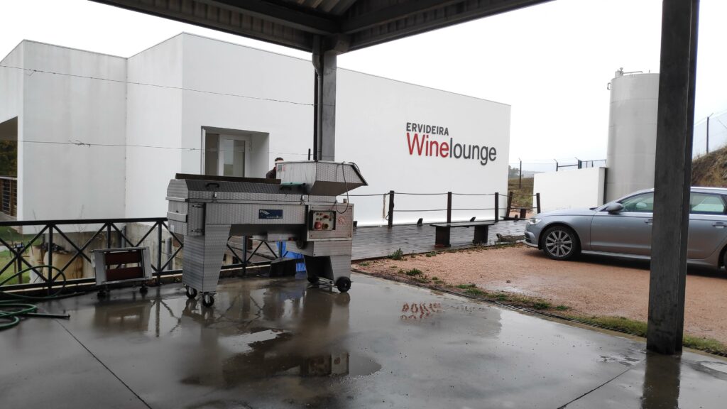 Ervideira winery machine to extract grapes