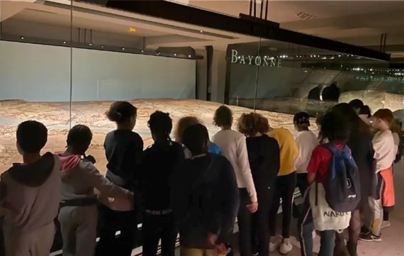 Groupe scolaire en visite libre au musée des plans-relief