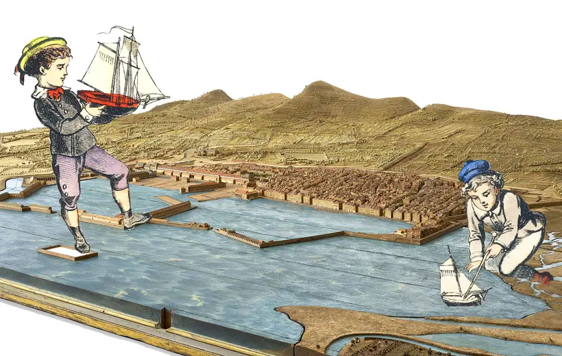 Sur une photo du plan-relief de Toulon, deux petits garçons habillés en marins jouent avec des petits bateaux. Ces deux garçons sont tirés de gravures anciennes.