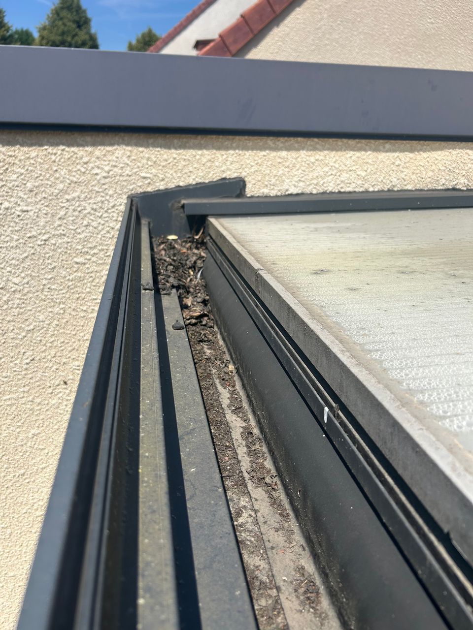 Accumulation de débris qui peuvent bloqué l'évacuation des eaux pluviales sur le long terme