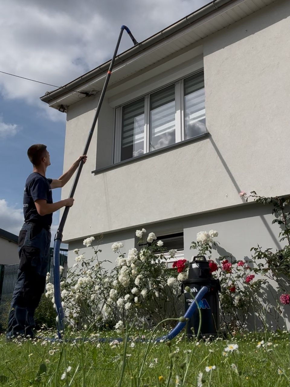 Nettoyage des gouttières par aspiration pour un écoulement parfait des eaux de pluie