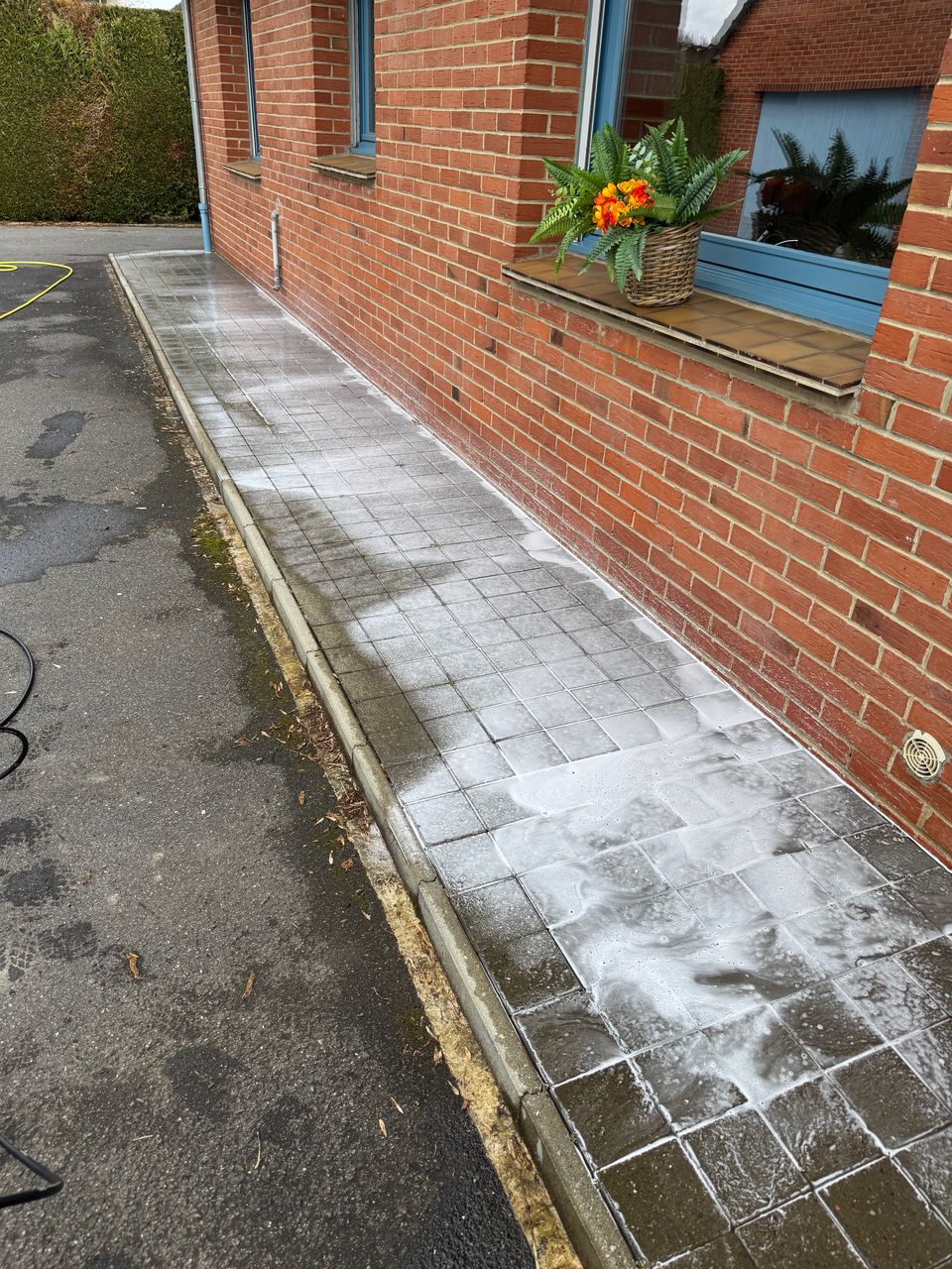 Application de produit nettoyant pour nettoyage haute pression de terrasse et extérieur par Optipropre dans le Pas de Calais