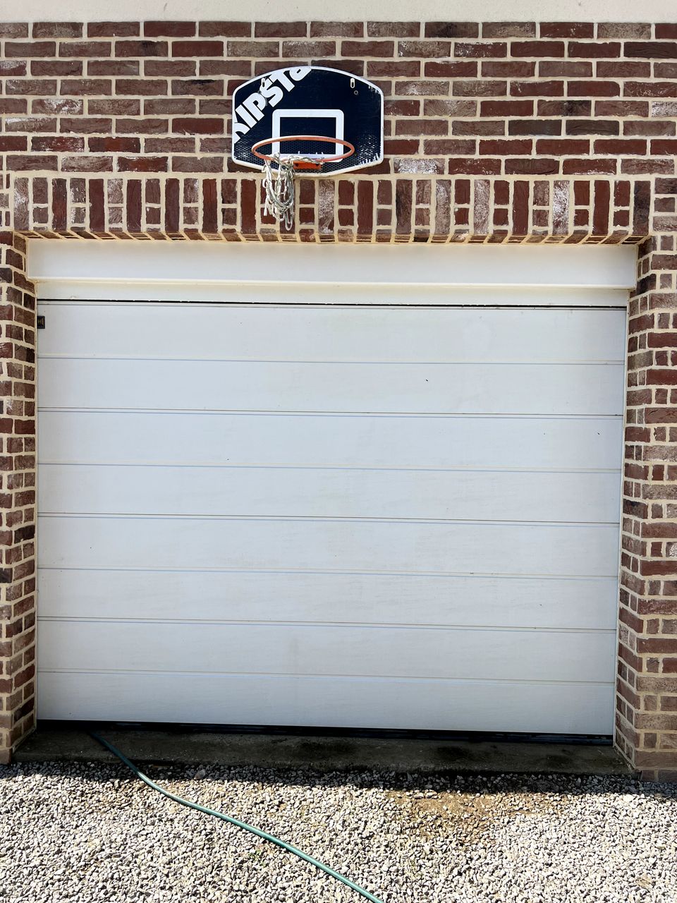 Résulat après notre intervention sur un nettoyage de porte de garage à Saint-Pol-sur-Ternoise - Optipropre - nettoyage professionnel de vos extérieurs et façades