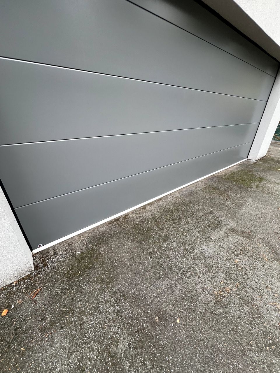 Après un nettoyage professionnel de porte de garage à Bruay la Buissière - réalisation Optipropre - résultat impeccable garanti, matériel professionnel