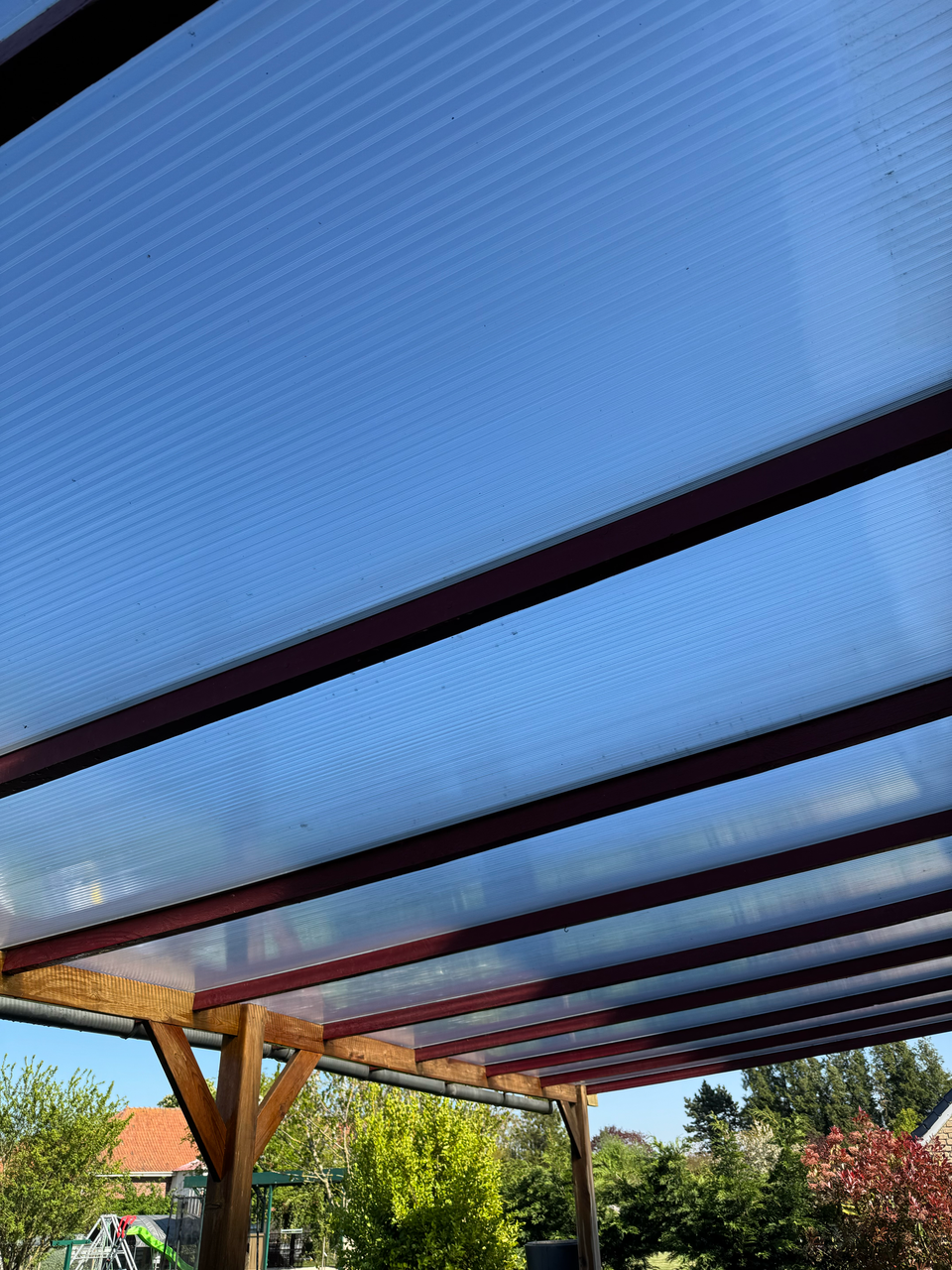 Retrouvez toute la transparence de votre pergola grâce à un nettoyage adapté
