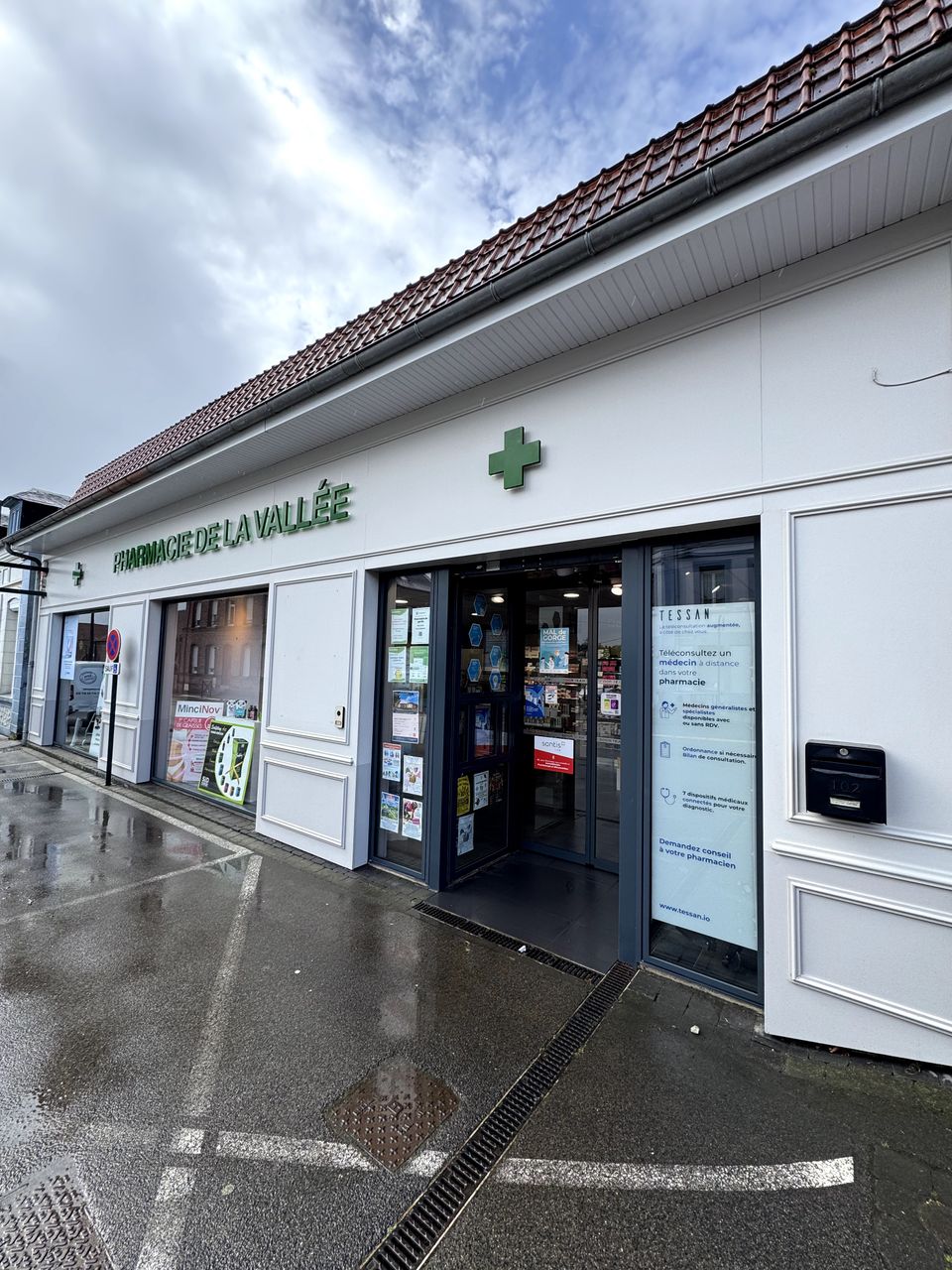 Nettoyage de la façade et des vitres de la pharmacie d'Anvin