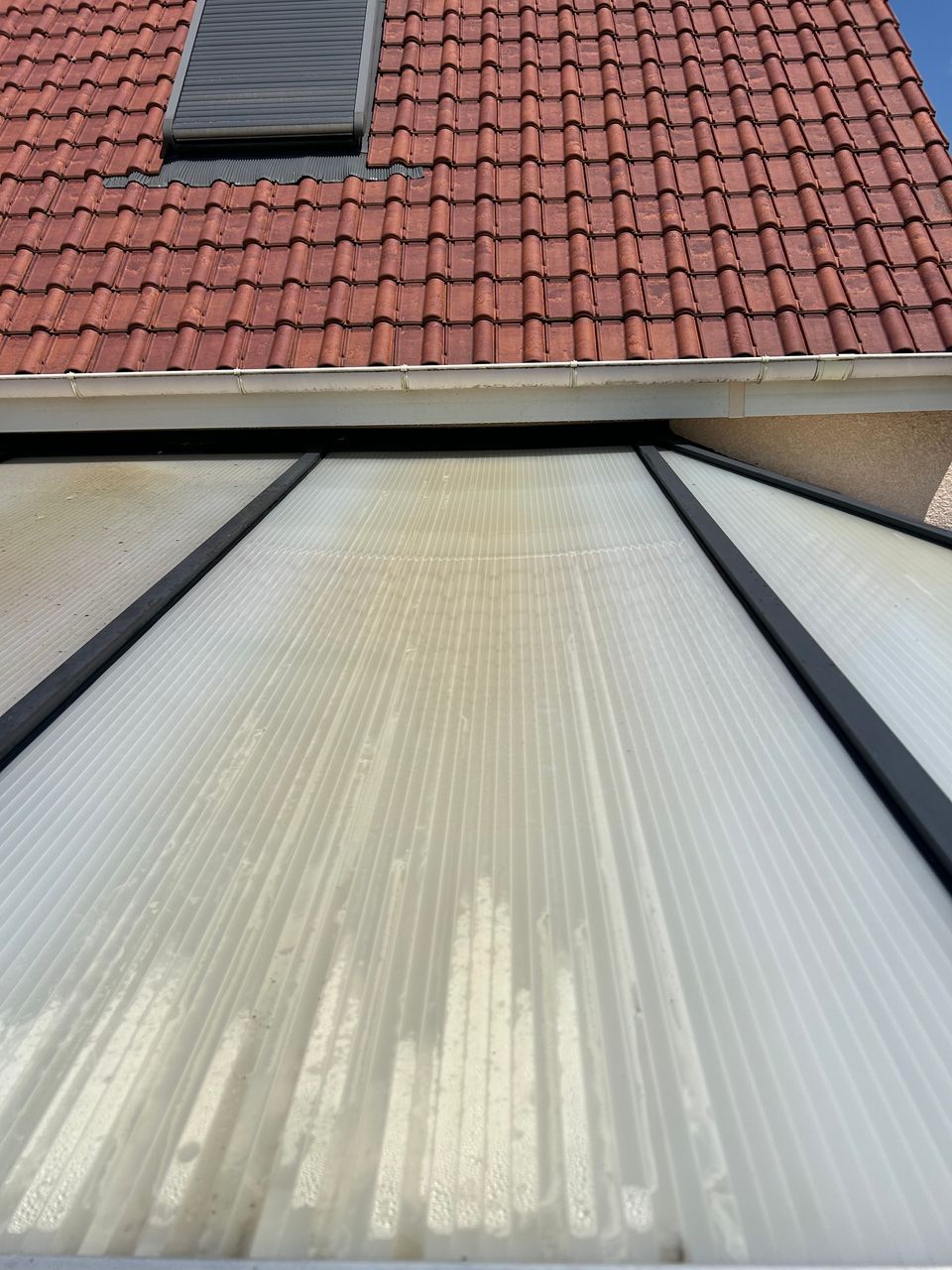 Pergola nettoyée avec le kit eau pure ainsi que la perche pour faciliter le travail en hauteur