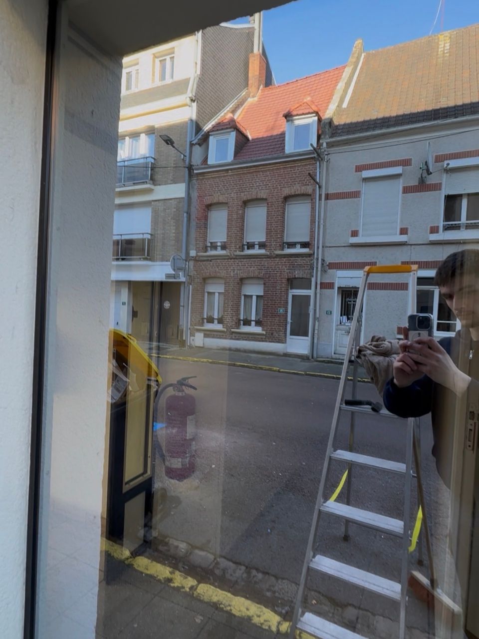 Nettoyage de vitres et huisseries avec désherbage pour l'implantation d'un nouveau commerce à Hesdin-la-Forêt