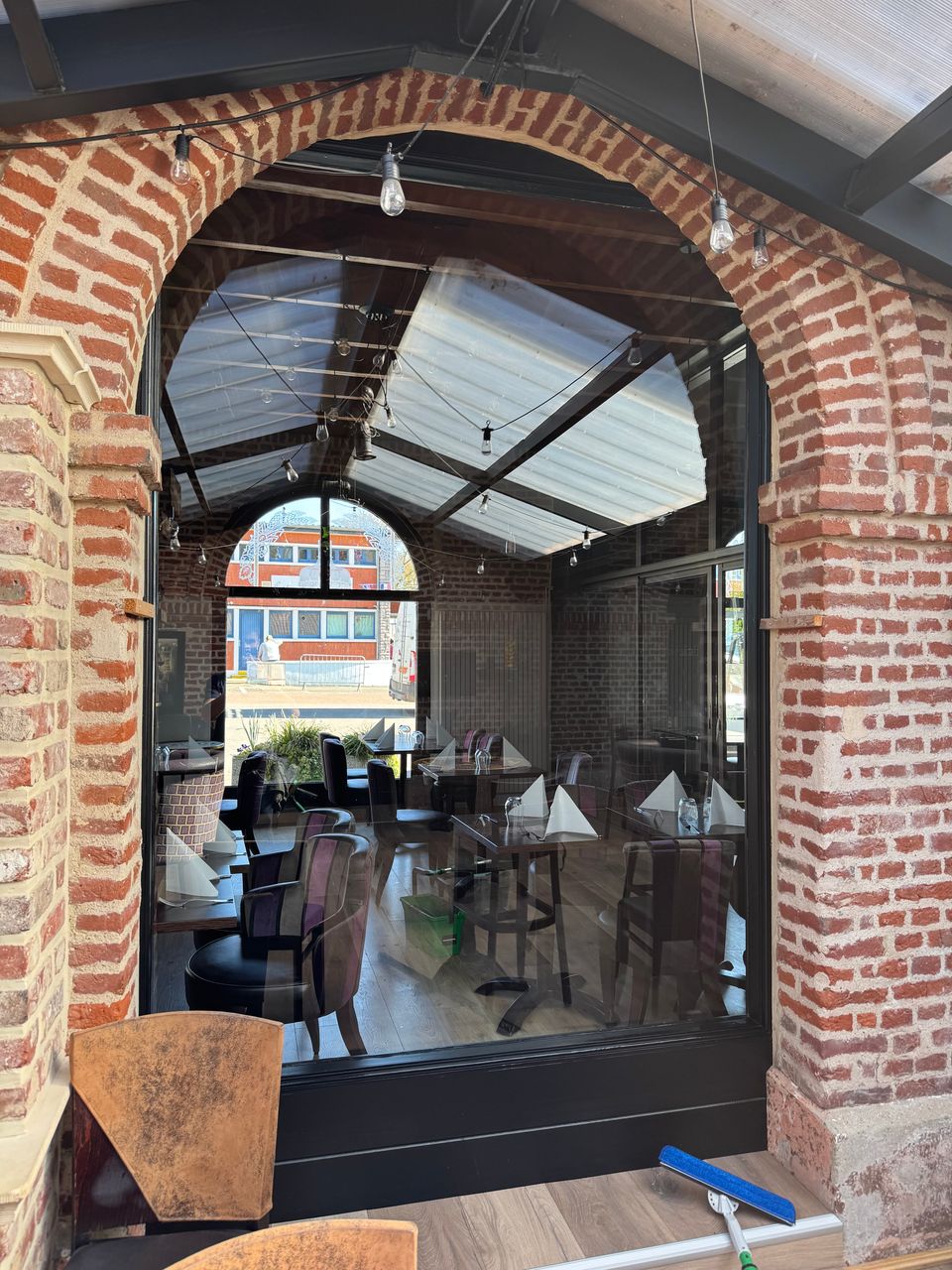 Nettoyage des vitres de la brasserie saint Poloise à saint pol sur ternoise réalisé par Optipropre dans le Pas de Calais 62