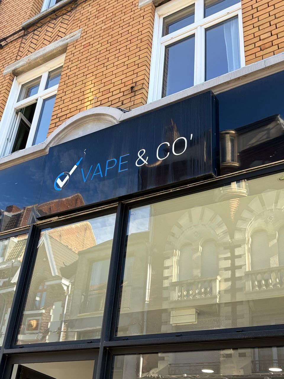 Nettoyage enseigne commerciale Vap&co à Béthune avec le kit eau pure