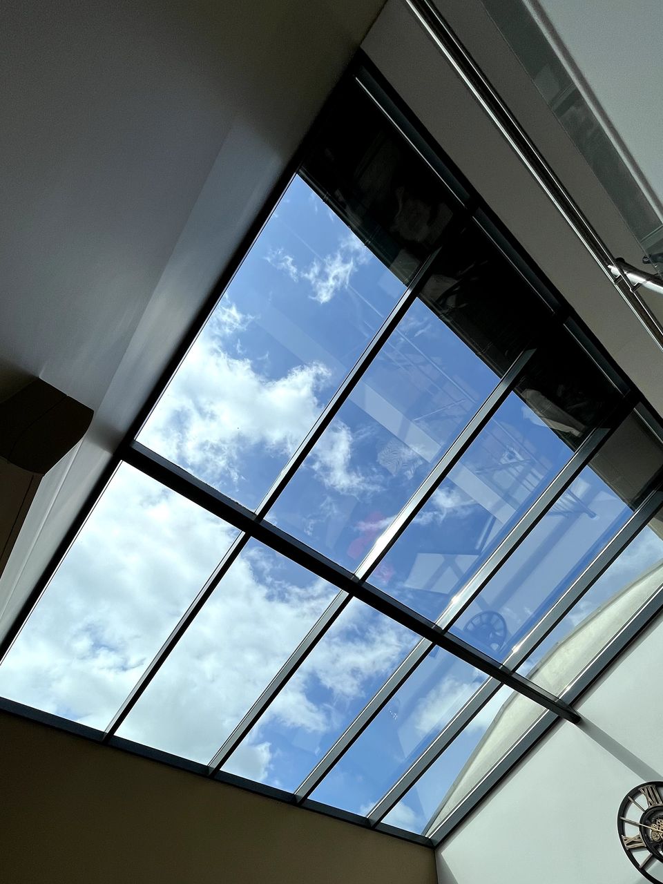 Nettoyage professionnel de vitres de verrière réalisé par Optiprore - entreprise de nettoyage de vitres toutes tailles dans le Pas de Calais